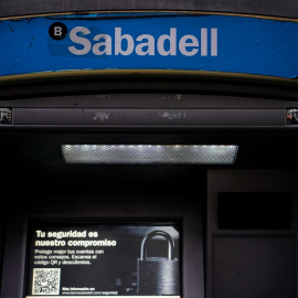 El logo del Banco Sabadell en un cajero automático de una de sus sucursales en Madrid. REUTERS/Juan Medina