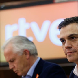 El secretario general del PSOE, Pedro Sánchez, con los sindicalistas de RTVE en Torrespaña. / EFE