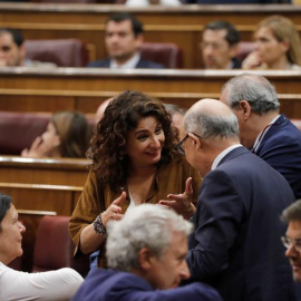 La ministra de Hacienda María Jesús Montero conversa con el exministro Montoro. EFE/Juan Carlos Hidalgo