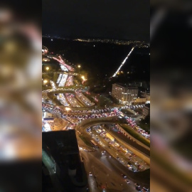 Captura de vídeo con los atascos a las afueras de París horas antes del confinamiento nacional.