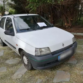 Vehículo interceptado por la Guardia Civil conducido por un vecino de Oza-Cesuras con antecedentes por conducir con el carné retirado y matrícula falsa.