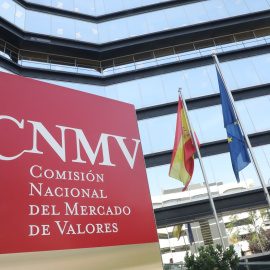 Cartel a la entrada del edificio de la Comisión Nacional del Mercado de Valores (CNMV) en Madrid. E.P./Marta Fernández