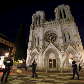 Agentes de la policía francesa aseguran la calle cerca de la entrada de la iglesia Basílica de Notre Dame en Niza, tras el atentado.