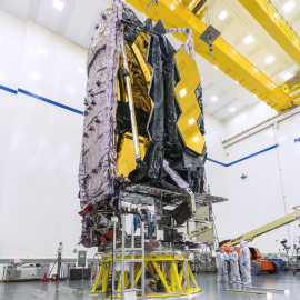 El telescopio James Webb, plegado ya para su lanzamiento, durante las últimas pruebas en la empresa Northrop Grumman en California.
