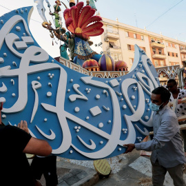 En la imagen, momento en el que retiran la Media Luna de la falla para salvarla del fuego.