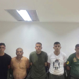 Imagen difundida por el Gobierno de Venezuela de los siete detenidos que supuestamente han participado en el asalto a un cuartel militar.