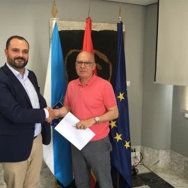 El portavoz del PSOE en la Diputación de A Coruña, Bernardo Fernández y el del BNG, Xosé Regueira, tras presentar el acuerdo marco alcanzado entre ambas formaciones políticas.DIPUTACIÓN DE A CORUÑA
