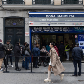 Varias personas en las inmediaciones de la administración de loterías Doña Manolita, a 14 de noviembre de 2022, en Madrid (España).