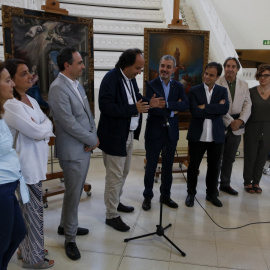 La comitiva municipal que ha presentat les obres de la col·lecció de Julio Muñoz Ramonet recuperades per l'Ajuntament de Barcelona. 30 de juny de 2017.