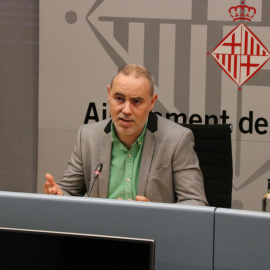 Eloi Badia, regidor d'Emergència Climàtica de l'Ajuntament de Barcelona, en la roda de premsa d'avui. Norma Vidal.