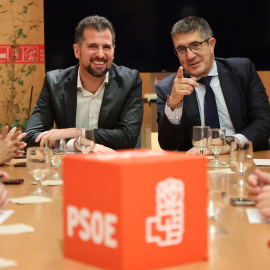 Luis Tudanca, secretario general del PSOE en Castilla y León, junto al portavoz parlamentario socialista, Patxi López