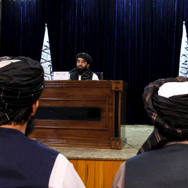El portavoz de los talibanes, Zabhiullah Mujahid, anuncia el nuevo Gobierno afgano en Kabul.