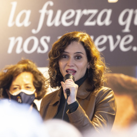 La presidenta de la Comunidad de Madrid, Isabel Díaz Ayuso, interviene en la caseta de campaña del PP, a 8 de febrero de 2022, en Valladolid.- Alberto Mingueza / Europa Press