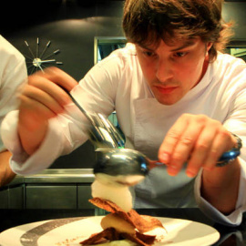 Jordi Cruz, chef del restaurante Àbac, emplatando un postre. (EFE)