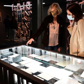 La presidenta de la Comunidad de Madrid, Isabel Díaz Ayuso (d), junto a Ana Iribar, viuda del edil donostiarra del PP Gregorio Ordóñez, durante la visita que ha realizado este sábado en el espacio cultural CentroCentro a la exposición 'Gregorio Ordó
