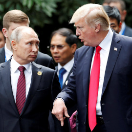 El presidente de EE UU., Donald Trump, y el presidente de Rusia, Vladimir Putin, en la cumbre de APEC en Danang, Vietnam. REUTERS