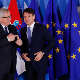 El presidente de la Comisión Europea, Jean-Claude Juncker, da la bienvenida al primer ministro italiano, Giuseppe Conte, al comienzo de una cumbre de emergencia de líderes de la Unión Europea sobre inmigración. REUTERS