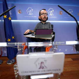 08/09/2021.- El portavoz de Podemos, Pablo Echenique, durante la rueda de prensa que ha ofrecido este miércoles en el Congreso. EFE/Javier Lizón