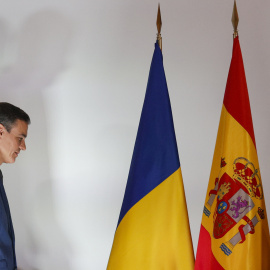 El presidente del Gobierno, Pedro Sánchez , al inicio de la rueda de prensa conjunta con su homólogo rumano Nicolae Ciuca