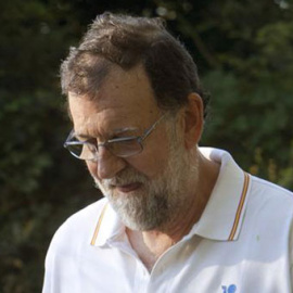 El presidente del Gobierno, Mariano Rajoy, en uno de sus paseos matinales por Ribadumia, la localidad pontevedresa donde pasa sus vacaciones. Archivo EFE