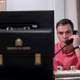 Pedro Sánchez, durante una conversación telefónica siguiendo la situación en Ucrania.- EFE / Pool Moncloa / Borja Puig de la Bellacasa 