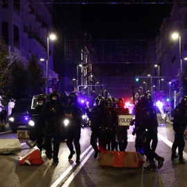 Miembros de la Policía Nacional recorren la Gran Via de Madrid ante las protestas convocadas esta noche por las medidas tomadas tras el aumento de contagios por coronavirus.