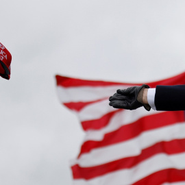 Donald Trump lanza su gorra al final de un acto electoral.