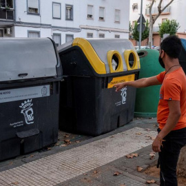 Un hombre ante el contenedor de basura de Huelva donde se ha hallado hoy una bolsa de basura con restos humanos, que se ha confirmado que corresponden a una cabeza.