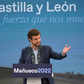 El presidente de PP, Pablo Casado, participa en Palencia en un mitin con el candidato a la presidencia de la Junta de Castilla y León, Alfonso Fernández Mañueco.- Almudena Álvarez / EFE 