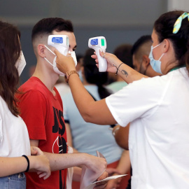 Dos jóvenes en el punto de vacunación de la Ciudad de las Artes y las Ciencias de València.