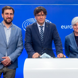 El expresident de la Generalitat, Carles Puigdemont (c) ofrece una rueda de prensa junto a los exconsellers Antoni Comín (i) y Clara Ponsatí (d) en Bruselas (Bélgica) en una imagen de archivo del 3 de junio de 2021.