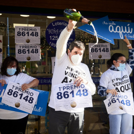 Imagen de archivo de los empleados de una administración celebrando el premio Gordo de la Lotería de Navidad.
