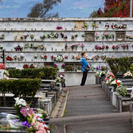 Una mujer visita el cementerio de San Salvador de Oviedo, este domingo con motivo de las fiestas de todos los Santos.