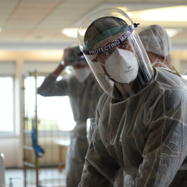 Personal médico militar se protege con máscaras en un hospital de Bélgica.