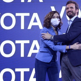 Pablo Casado e Isabel Díaz Ayuso se abrazan en el acto de fin de campaña del PP en Castilla y León.- Nacho Gallego / EFE