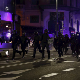 Miembros de la Policía Nacional recorren la Gran Via de Madrid durante los disturbios.