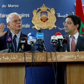 El ministro de Asuntos Exteriores Josep Borrell (i), junto a su homólogo marroquí Nasser Bourita (d), durante la rueda de prensa conjunta que ofrecen tras el encuentro que han mantenido hoy en Rabat.- EFE/JuanJo Martín