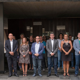 El presidente del Gobierno de Canarias, Fernando Clavijo (3º d), junto a otros miembros del Ejecutivo , durante el minuto de silencio que se guardó en memoria de la mujer asesinada en Santa Cruz de Tenerife EFE/CRISTÓBAL GARCÍA