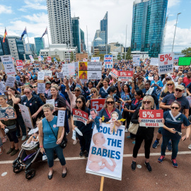 Se ve al personal de enfermería durante una huelga frente a la Casa del Parlamento en Perth.