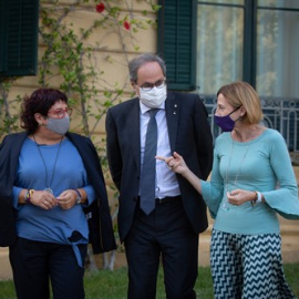 El expresidente de la Generalitat, Quim Torra, pasea con las presas del 'Procés'  la exconsellera de Trabajo, Asuntos Sociales y Familia de la Generalitat Dolors Bassa y la expresidenta del Parlament Carmen Forcadell