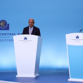 La presidenta del BCE, Christine Lagarde, y el vicepresidente, Luis de Guindos, durante la comparecencia tras la reunión mensual del Consejo de Gobierno de la entidad monetaria de la Eurozona, en su sede en Fráncfort. REUTERS/Kai Pfaffenbach