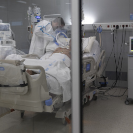 Un sanitario alrededor de un paciente ingresado en la UCI del Hospital Enfermera Isabel Zendal, a 13 de enero de 2022, en Madrid.- Eduardo Parra / EP