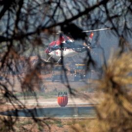 Un helicóptero trabaja en la extinción del incendio forestal de Sierra Bermeja que ha afectado a cuatro municipios de la provincia de Málaga.