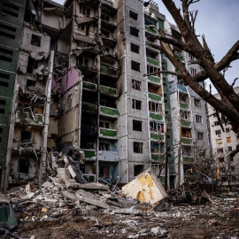 La imagen tomada el 4 de marzo de 2022 muestra un edificio residencial dañado durante un bombardeo el día anterior en la ciudad de Chernihiv. Dimitar DILKOFF / AFP