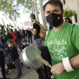 03/04/2021. Un hombre participa en la concentración de la Marea Verde en Murcia. - Europa Press
