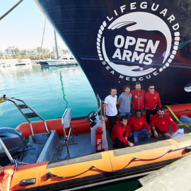 Foto de familia de la ONG catalana que ha rescatado a cientos de refugiados que naufragaban en el Mediterráneo, Proactiva Open Arms, durante la presentación en Barcelona en febrero pasado de su nuevo barco, el Golfo Azzurro, un antiguo pesquero italiano