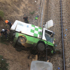 El vehículo se precipitó a las vías en la zona cercana al parque Juan Carlos I.- EMERGENCIAS MADRID