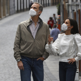 El rey Felipe VI (i) y la reina Letizia (d) dan un paseo por la Plaza de España en Santa Cruz de La Palma. /  EFE/Elvira Urquijo A.