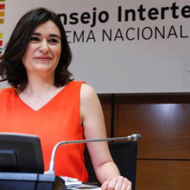 a ministra de Sanidad, Carmen Montón (c), durante el Consejo Interterritorial de Salud en el que el Gobierno y las comunidades autónomas tratarán de llegar a un acuerdo sobre la recuperación de la sanidad universal. EFE/Fernando Alvarado