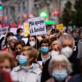 Una mujer con un cartel en la que se lee: `Más apoyos a la sanidad´, participa en la manifestación convocada por Marea Blanca, en defensa de la Atención Primaria de la Comunidad de Madrid, a 20 de junio de 2021, en Madrid, (España).